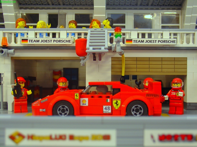 Illustration for article titled This Lego diorama puts the official theme to shame
